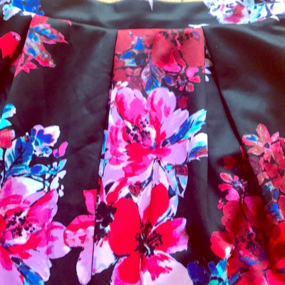 CHARLOTTE RUSSE HIGH WAISTED FLORAL MINI SKIRT - Picture 4 of 8